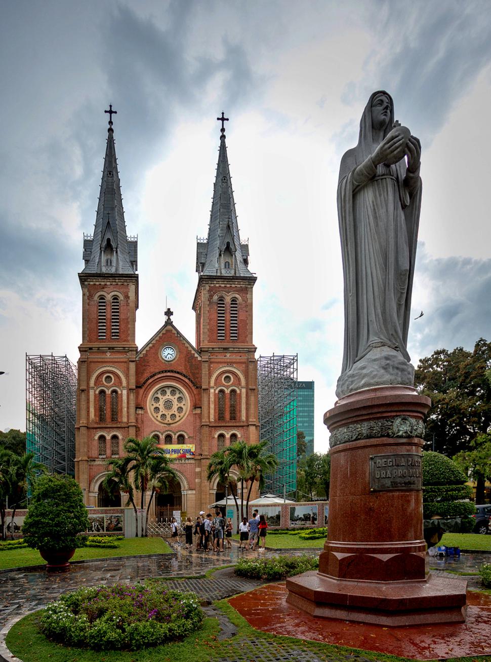 Katedrála Notre-Dame. Pozostatok francúzskej nadvlády