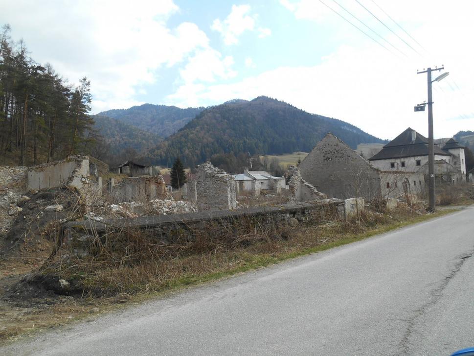 Z hlavnej cesty som zazrel "mesačnú krajinu" - kaštieľ v pozadí
