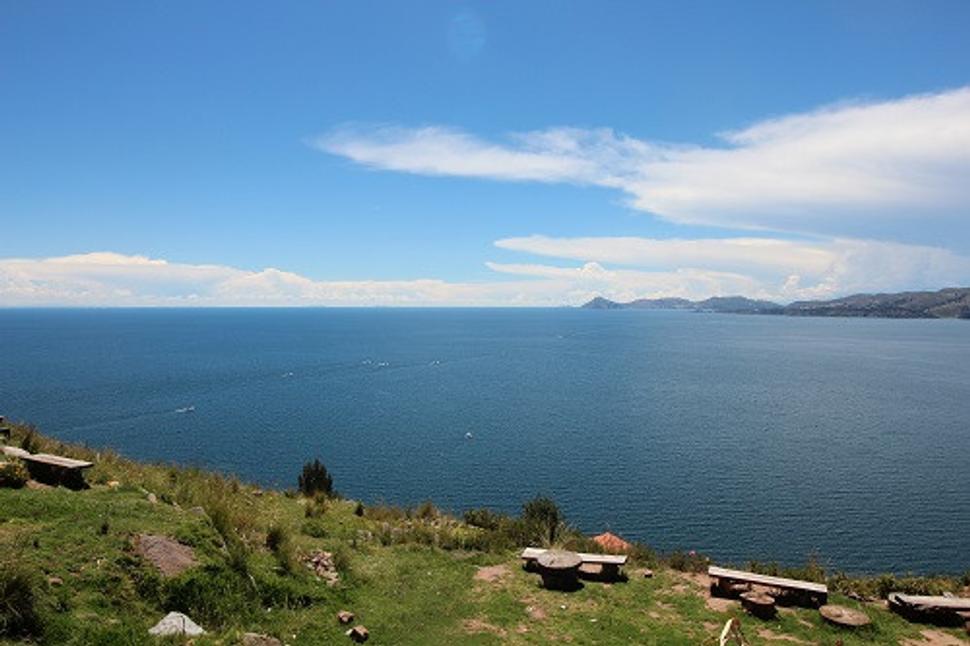 Výhľad z Kalvárie na lode plaviace sa na Isla del Sol