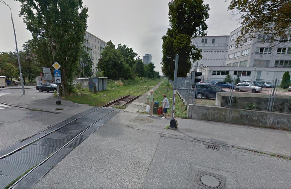Viac ako dva roky slúžiaci kôš medzi autobusovou zastávkou Kukučínova a električkovou zastávkou Riazanská