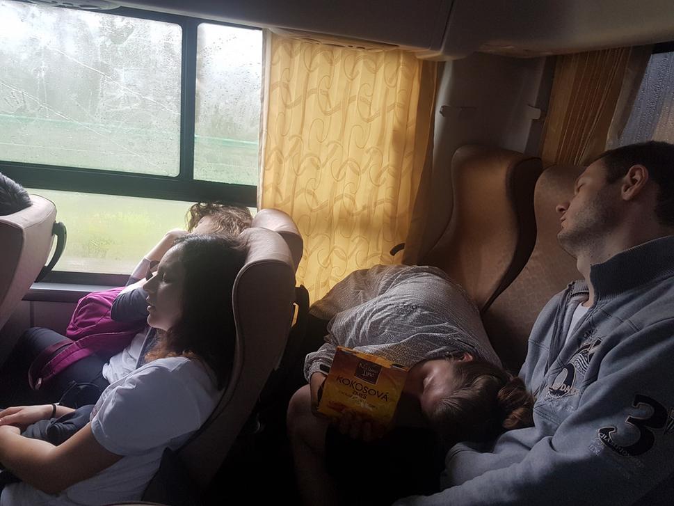 cesta na výlet, Dušan ponúka občerstvenie aj počas spánku, velice dobrá vlastnosť :)