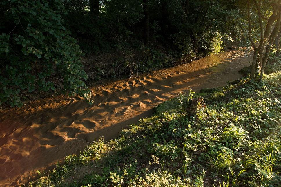 Tovarský potok v obci Tuchyňa (večer, na druhy deň po daždi). Kto nepije pivo, môže si dať čokoládku. Intenzívna ťažba, či nevhodný manažment? Táto voda nasvedčuje tomu, že v doline nie je všetko „s kostolným poriadkom“.