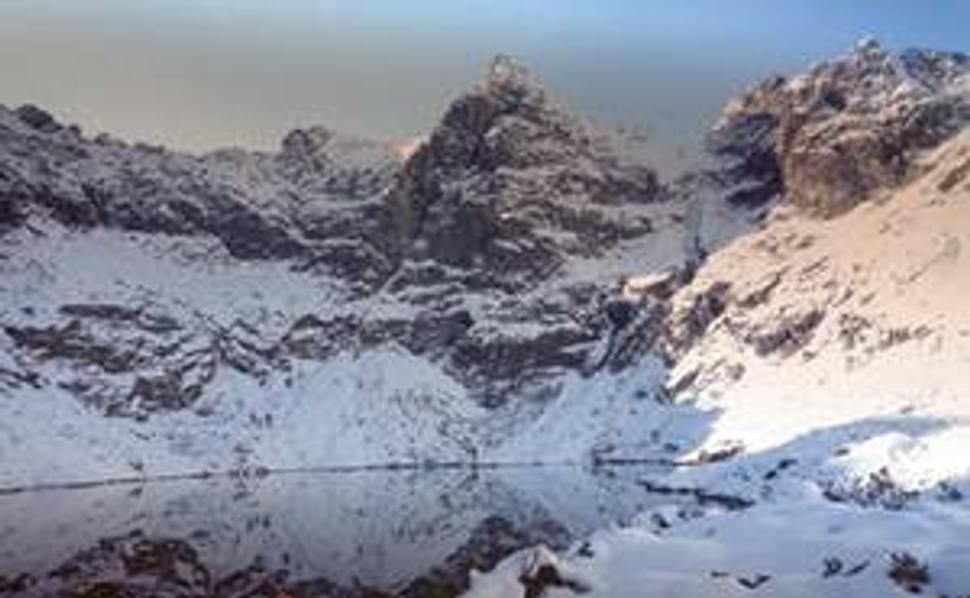 Vyšné Bielovodské Žabie pleso. Nad ním sa týei Ve3ký Žabí štít.
