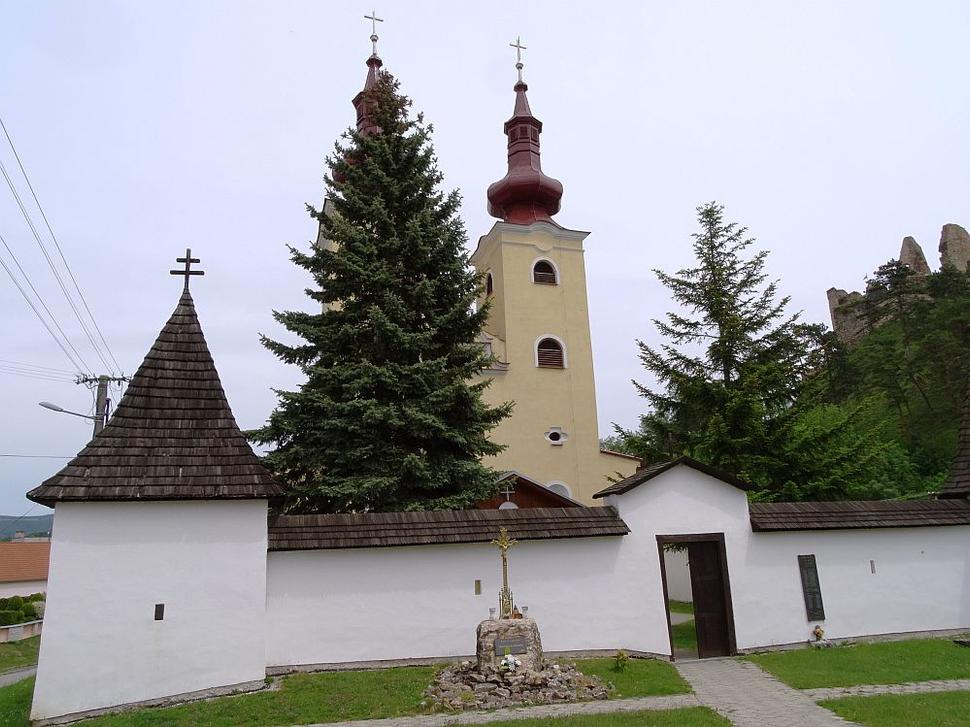 Divín - opevnený kostol Všetkých Svätých zo 17. storočia.