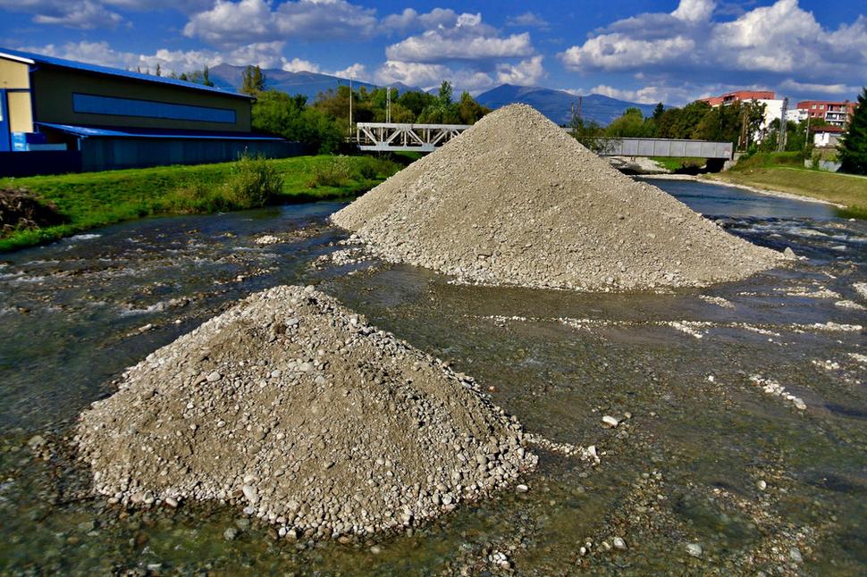 • Belá - vodohospodármi nakopené hŕby štrku, hliny a skál upostred rieky. •