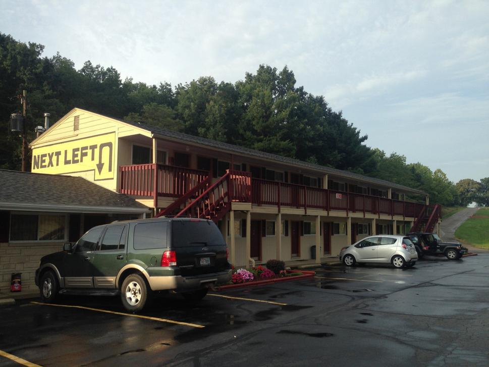 Typicky americký motel s mojim autom pred izbou