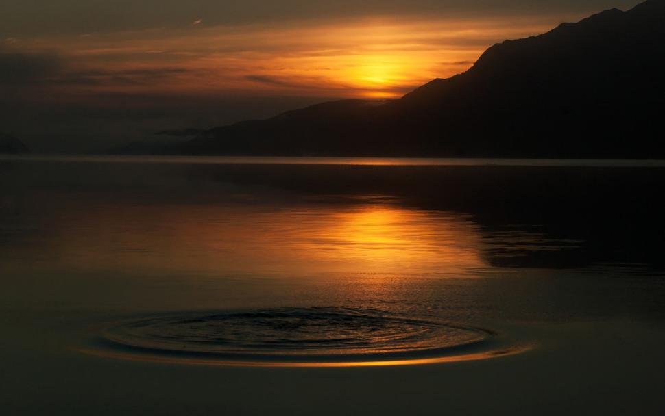 Východ Slnka nad Loch Ness.