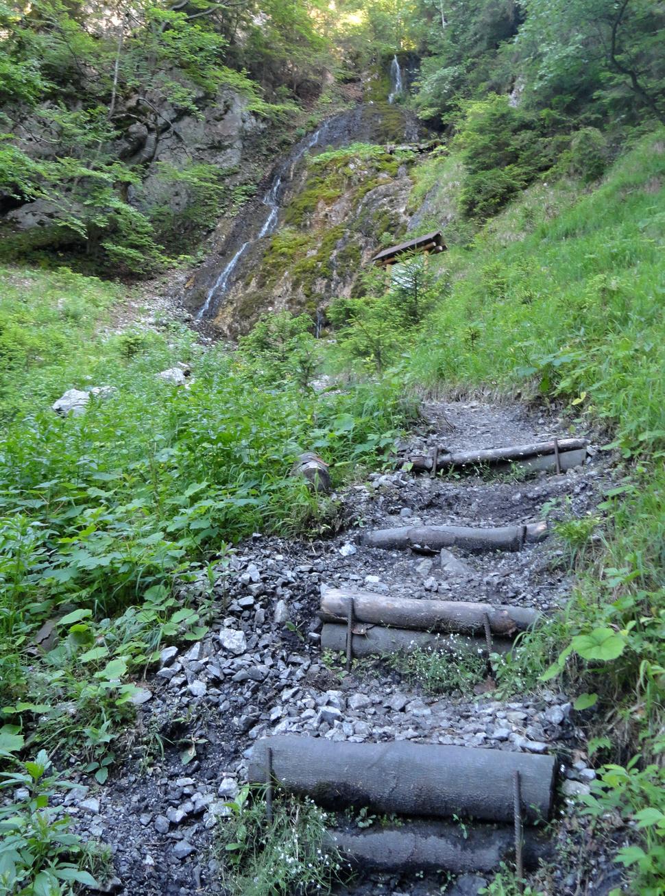 schody pod vodopádom