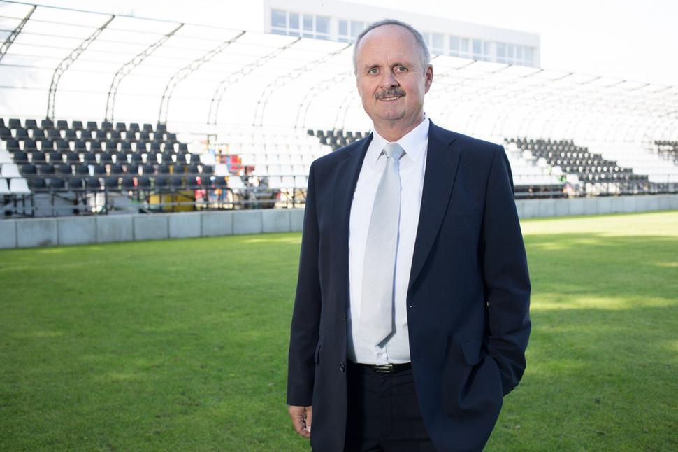 Spomínaná tribúna na futbalovom štadióne v Petržalke.