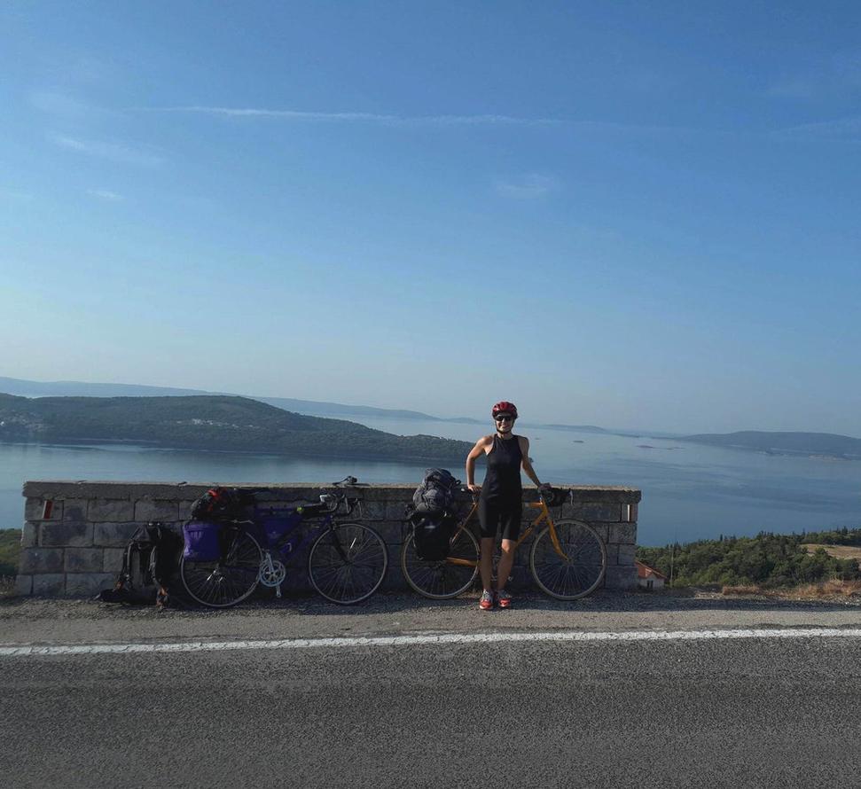 Na ceste smer Šibeník. Pod nami nechávame Trogir