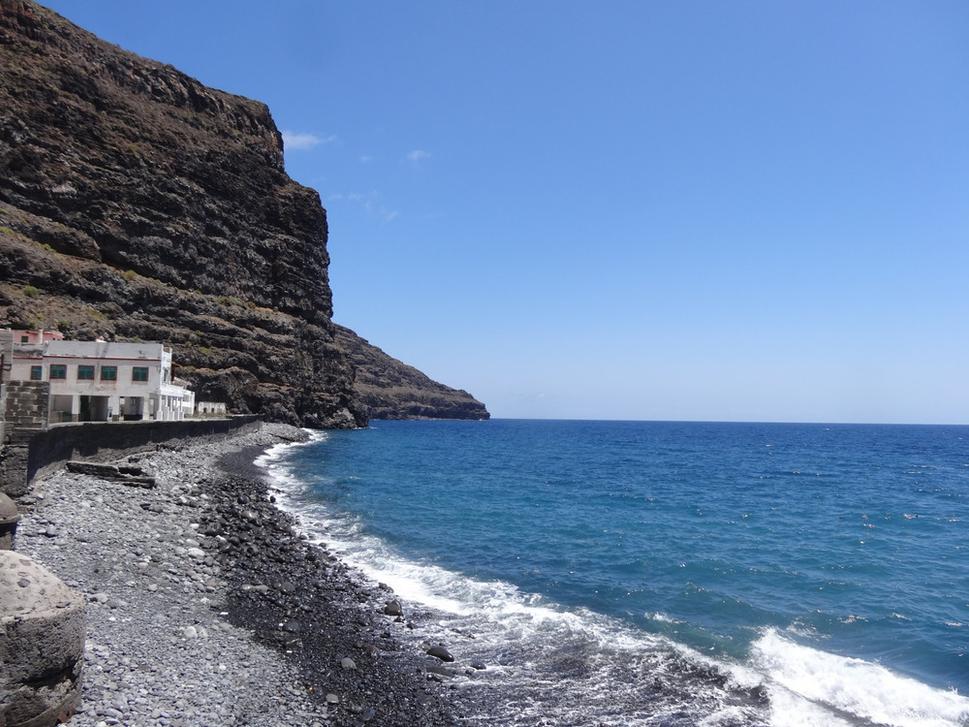Playa de Rajita a zvyšky zatvorenej rybacej továrne