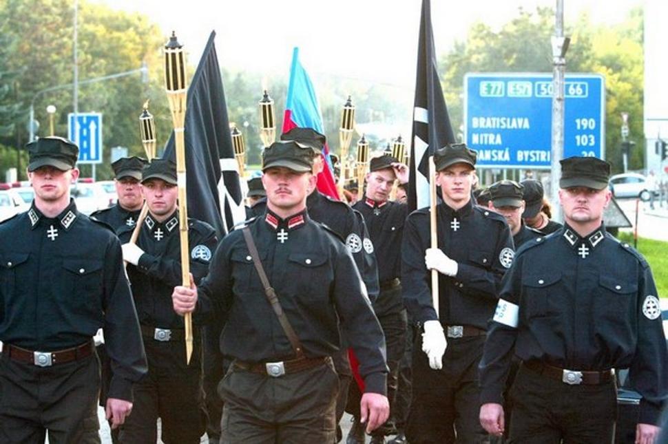 Marian Kotleba na čele Slovenskej pospolitosti počas pochodu zo Židovského cintorína vo Zvolene