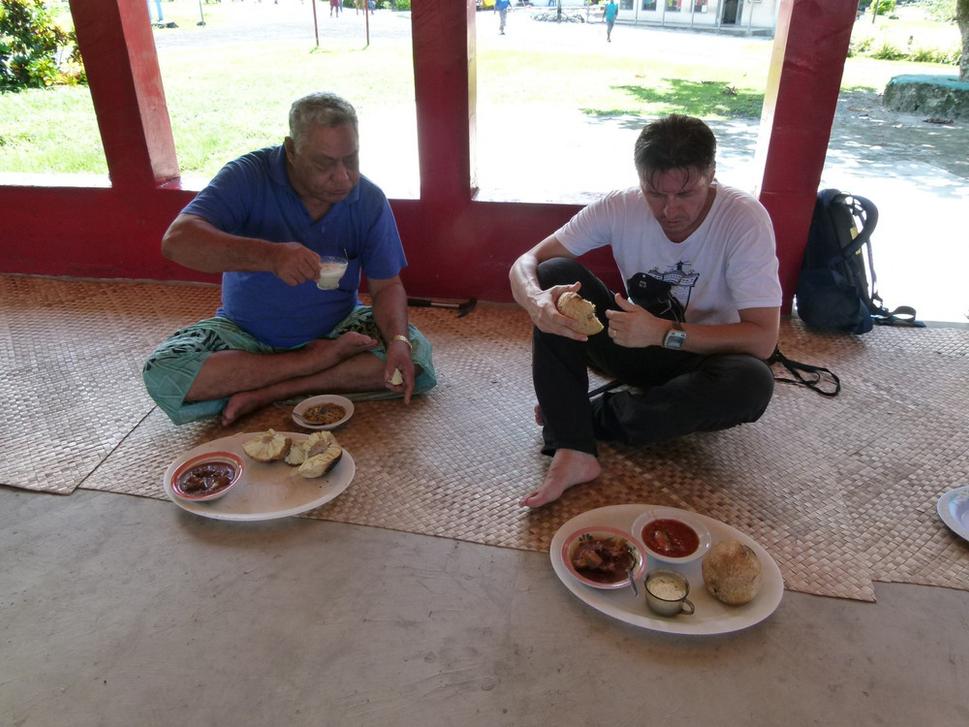 Náčelník ma usádza vedľa seba. Mladí členovia aiga sedia vonku na slnku