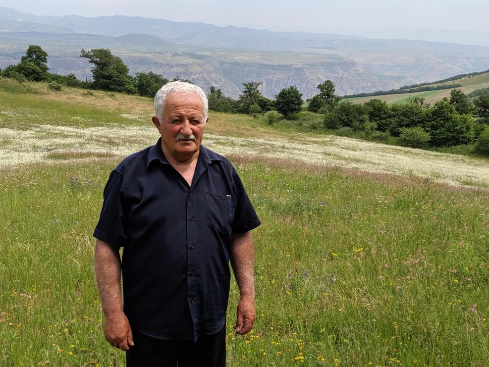 Pán Edik nad dedinou Bardzravan. Za jeho chrbtom už závratnou rýchlosťou rastie nový kemping s luxusným výhľadom.