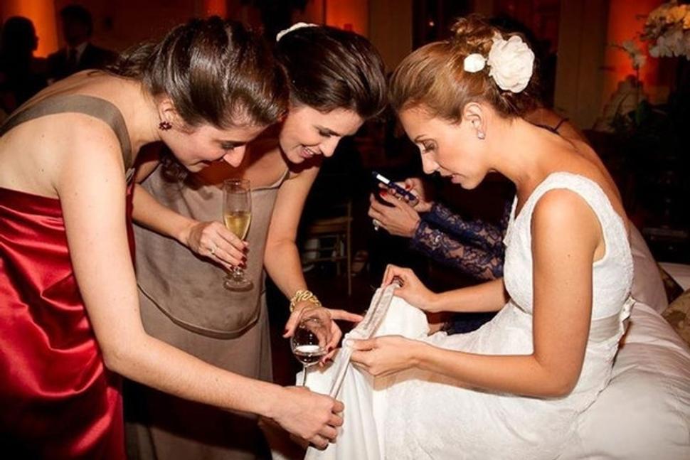 Obrázok z: http://www.buzzfeed.com/conzpreti/unique-wedding-traditions-from-around-the-world