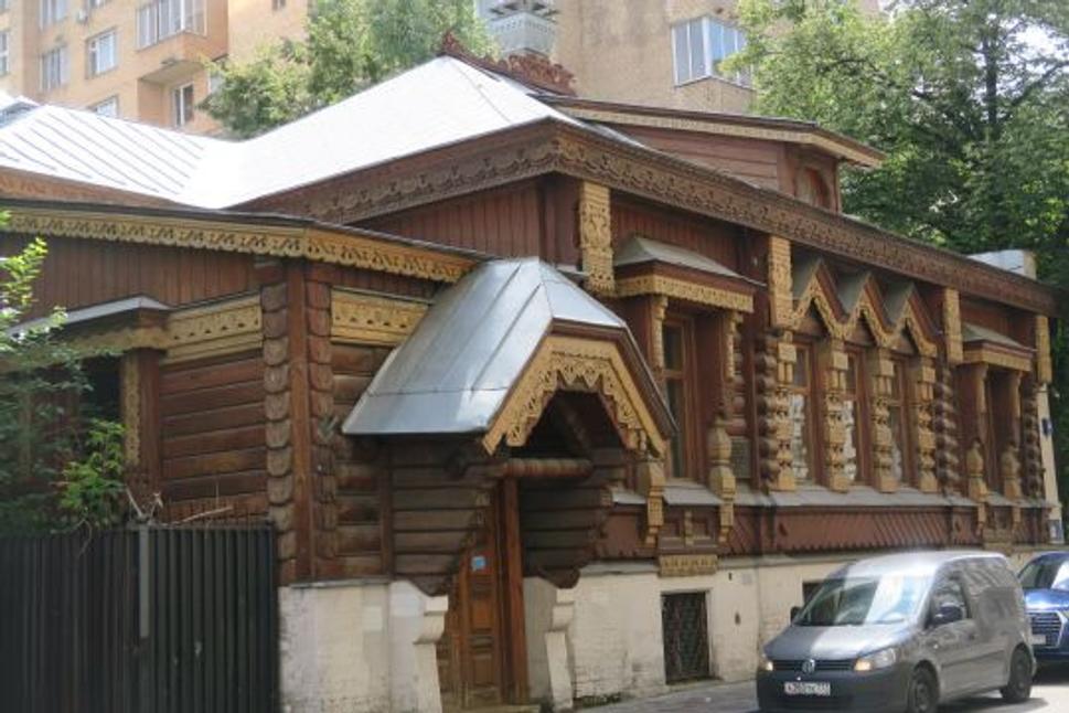 Pozostatky z histórie - starý drevený dom v Moskve.