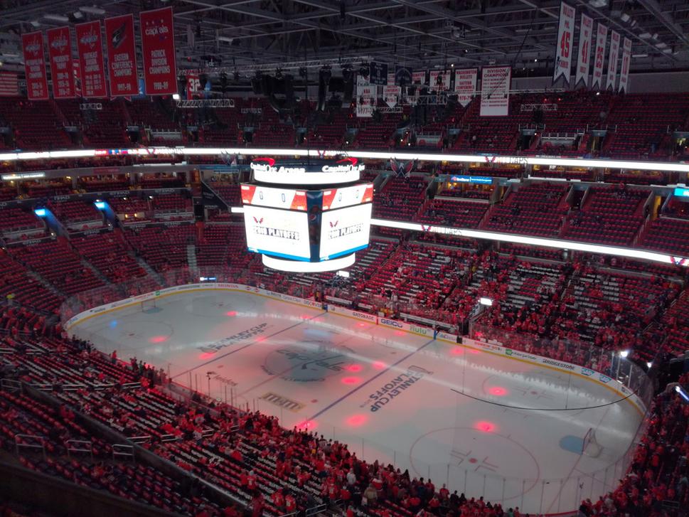 Capital One Arena sa pomaly zapĺňa.