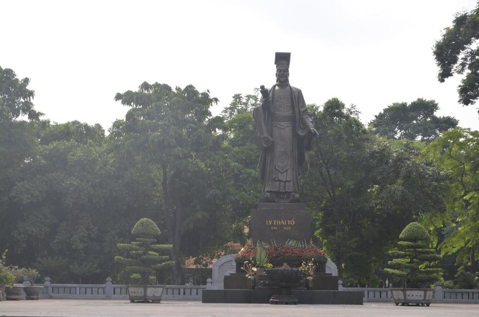 Socha vietnamnského panovníka Ly Thai To-a v Hanoji