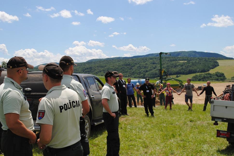 Júl 2016, Smilno. Desiatka policajtov sa fyzickým stretom ochranárov a ťažiarskej ochranky iba prizerala.