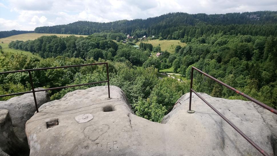 A som hore. Pohľad na obec Skály
