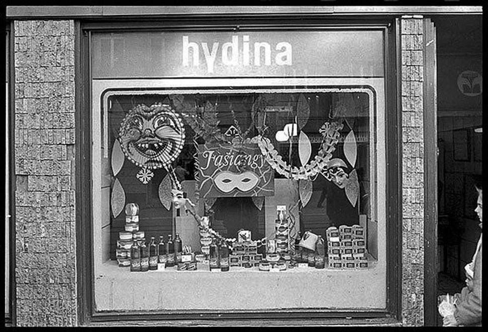• Ľubo Stacho: Výklad hydina, Obchodná ulica č. 24 (1984 - 2013) •