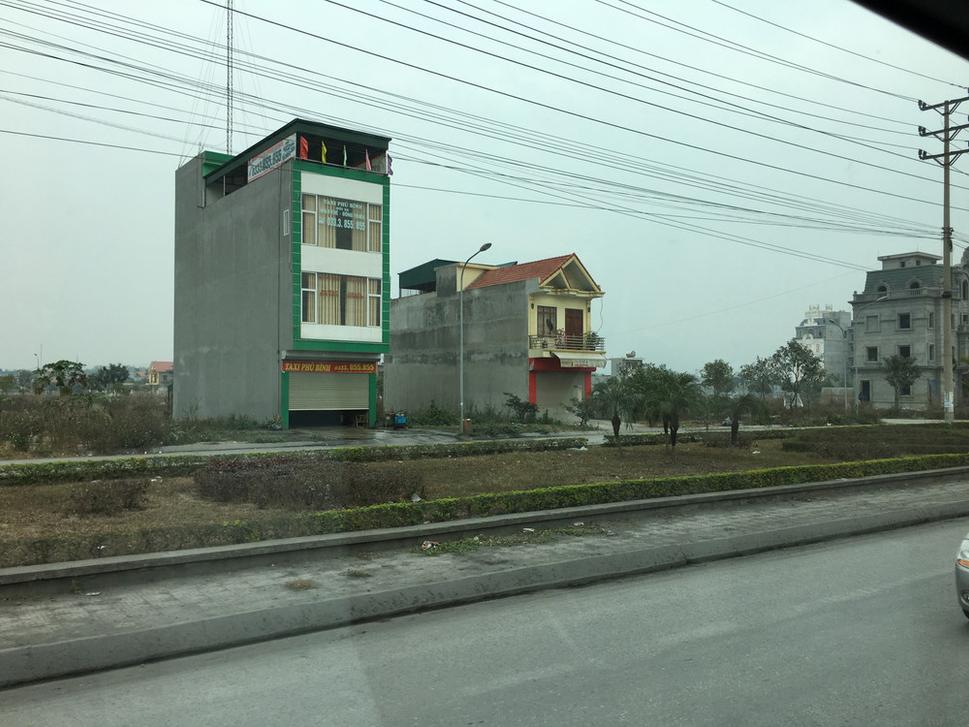 Domy sa stavajú relatívne veľké, pretože v nich zvyčajne viacero generácií.