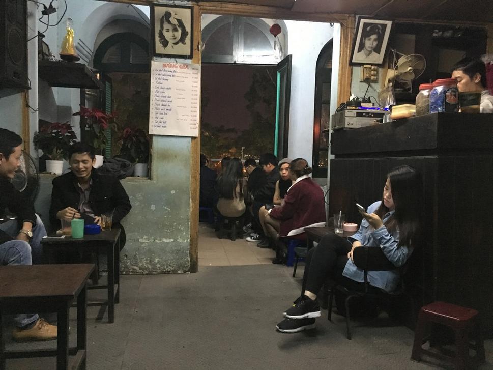 Tradičná vietnamská kaviareň – Café Bihn. Je celkom schovaná, je na poschodí domu, a vchádza sa do nej cez obchod s batožinou. Vrelo doporučujem na Ca Phe Trung. Cena iba 17 000 dongov