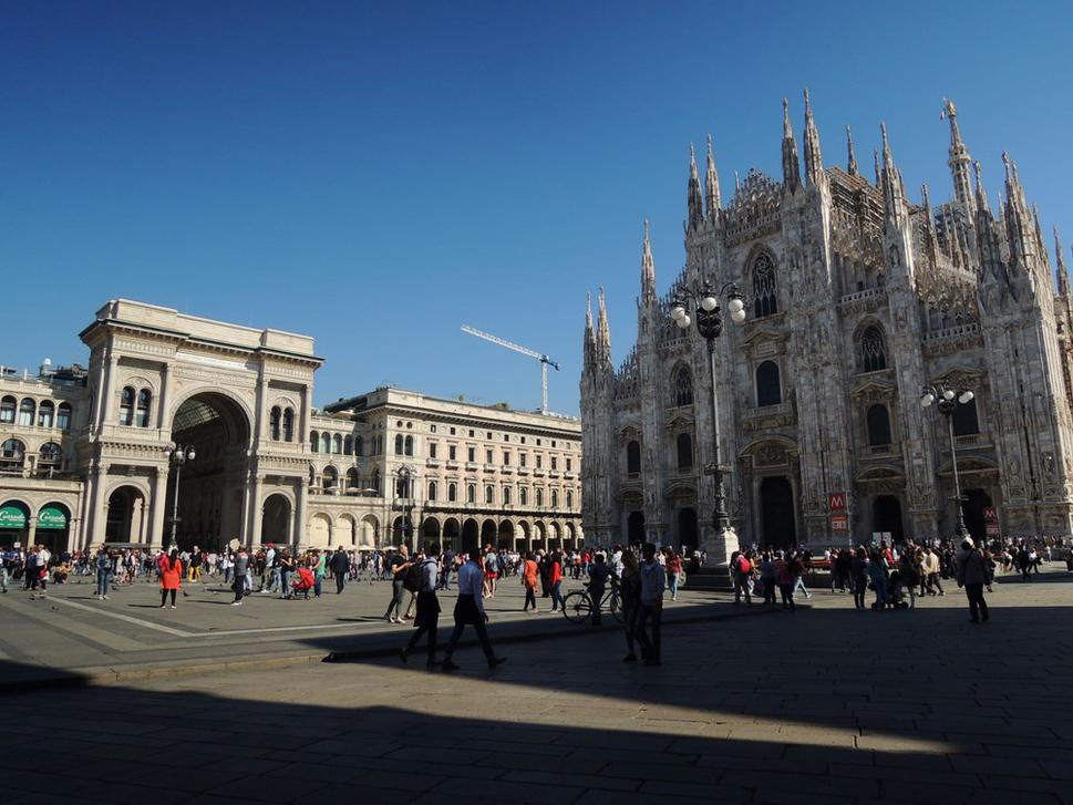 Výhľad na Duomo a Galériu Viktora Emanuela z námestia , z tzv. Piazza del Duomo