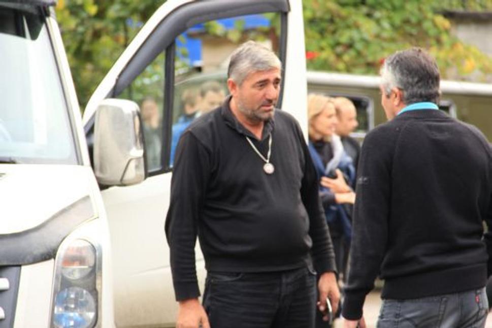 Šofér nášho autobusu riešil opravu s kolegom.