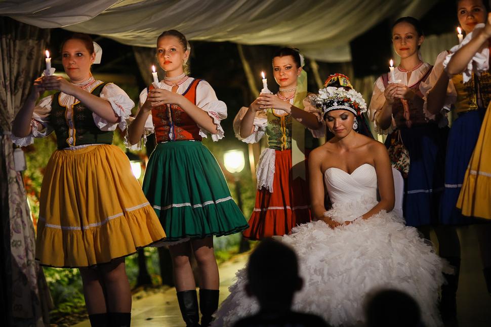 Folklórna skupina na svadbu, čepčenie