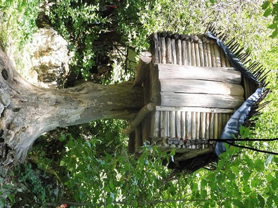 Architekt sa očividne inšpiroval rozprávkou o Babe Jage.
"Chalúpka, otoč sa ku mne predkom a k lesu chrbtom."