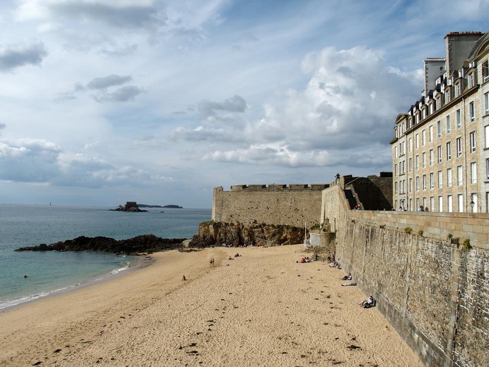 Saint-Malo opevnené mohutnými hradbami.