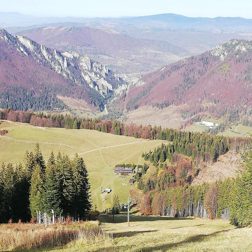 Pohľad na Tiesňavy počas výstupu na Poludňový Grúň