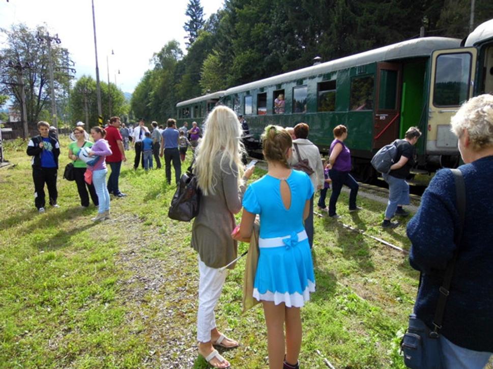 Veľa ľudí sa na stanici v Turzovke rozhoduje či v ceste pokračovať alebo to zabaliť