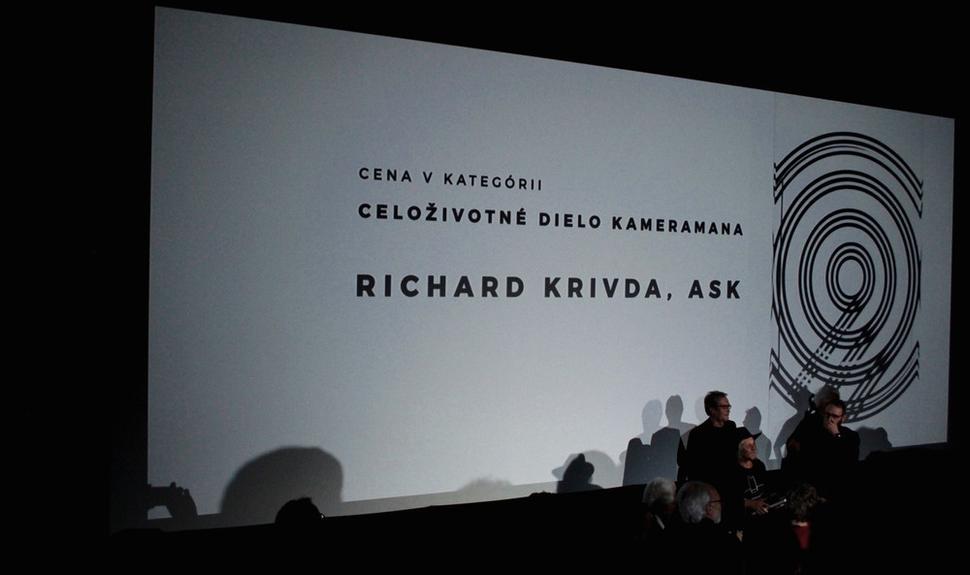 • Richarda Krivda pri preberaní Ceny KAMERA 2019 za celoživotné dielo. •