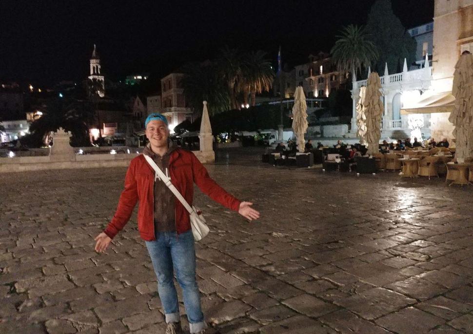 Hlavné mesto ostrova Hvar s rovnakým názvom. V lete na prasknutie a nevydržanie, teraz takmer ľudoprázdne.
