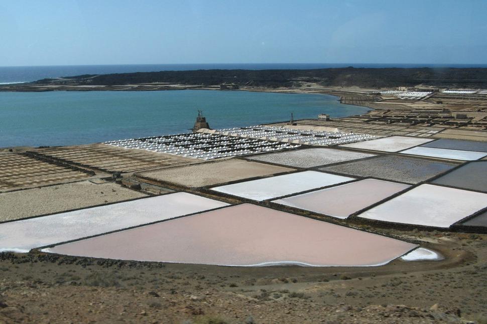 Salinas de Janubio – ešte aj tie odsoľovacie nádrže sú fotogenické