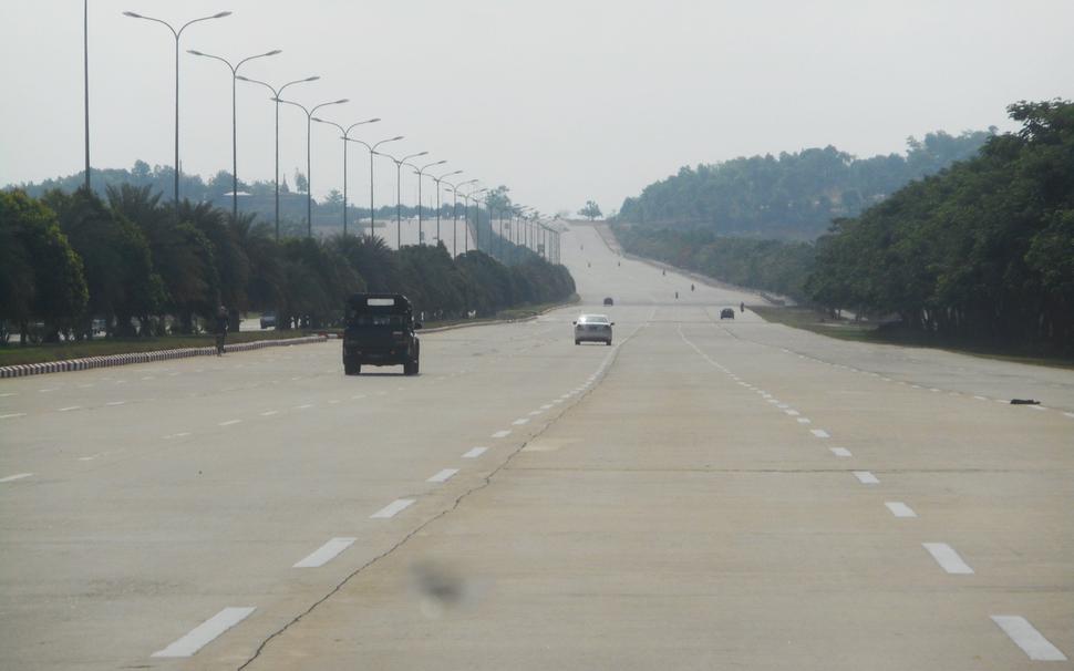 Hlavné mesto Naypyidaw bolo postavené na objednávku armády v roku 2005. Typickým obrazom mesta sú veľmi široké a prázdne cesty.