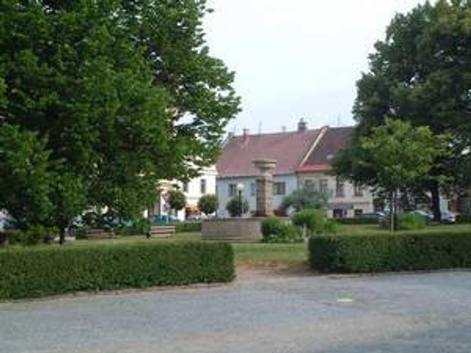 park na námestí s fontánou