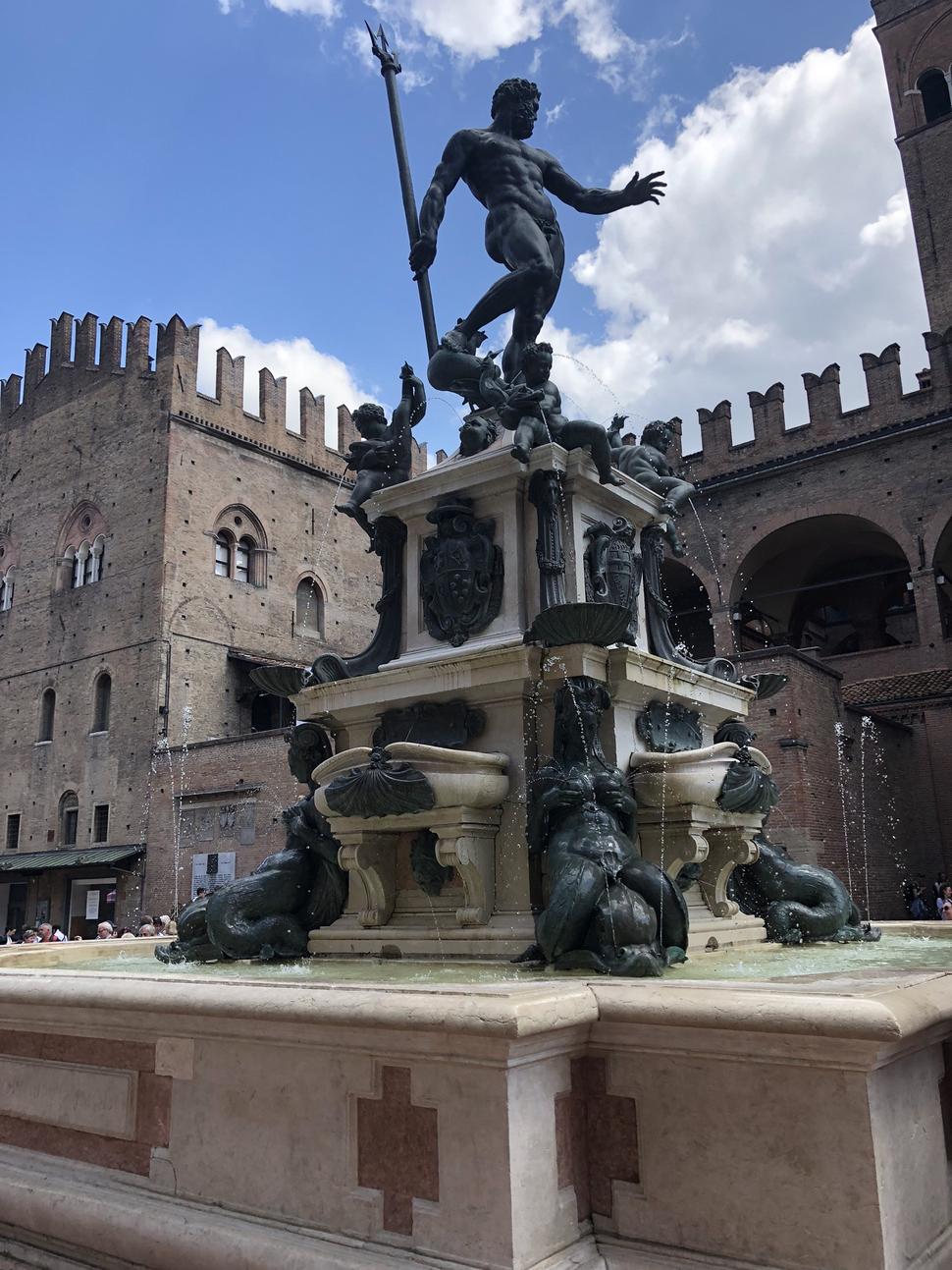 Neptúnova fontána na námestí Piazza Maggiore v Bologni.