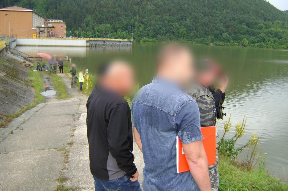 Show v réžii SRZ MsO Žilina za účasti geodeta a cca 15-tich členov. Úlohou bolo zistiť, či bolo na tú vzdialenosť možné vidieť odznak rybárskej stráže a počuť krik z brehu. Už preukázateľne vymysleným príbehom sa odmietli zaoberať.