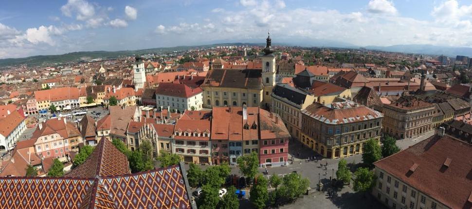 Domy v Sibiu majú niečo jedinečné – strešné okná (vetráky), ktoré majú tvar prižmúrených očí, a tak pri pohľade z diaľky vyzerajú, akoby vás pozorovali.
