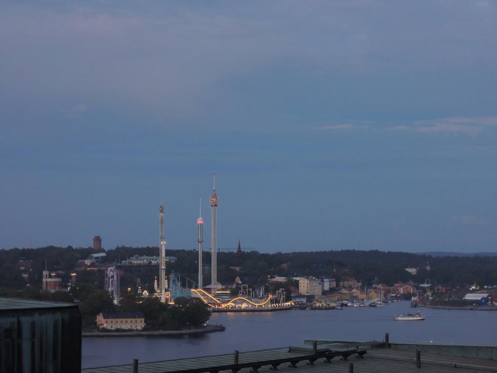 Slnko zapadlo a ja sa lúčim so Štockholmom s poslednou fotkou na zábavný park Gröna Lund