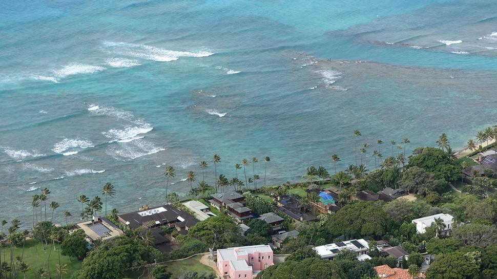 Koralový útes s vilami na ostrove Oʻahu. Pohľad z vyhasnutého krátera Diamond Head. Autor: Ľubor Šešera, licencia: CC BY-SA 4.0.