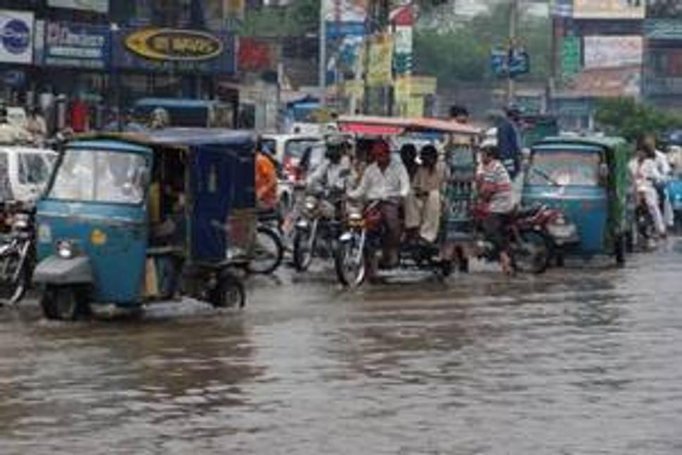 Ulica v Lahore po dazdi