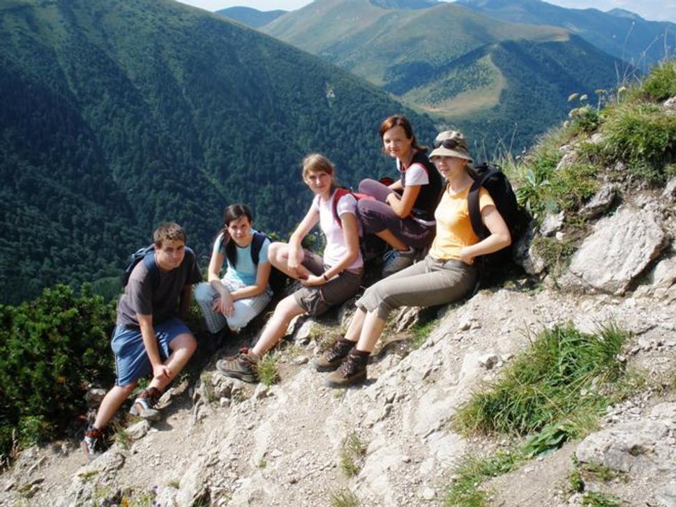 naša skupina, vľavo za nami kúsok Stohu, za hlavami sa črtá Malá Fatra