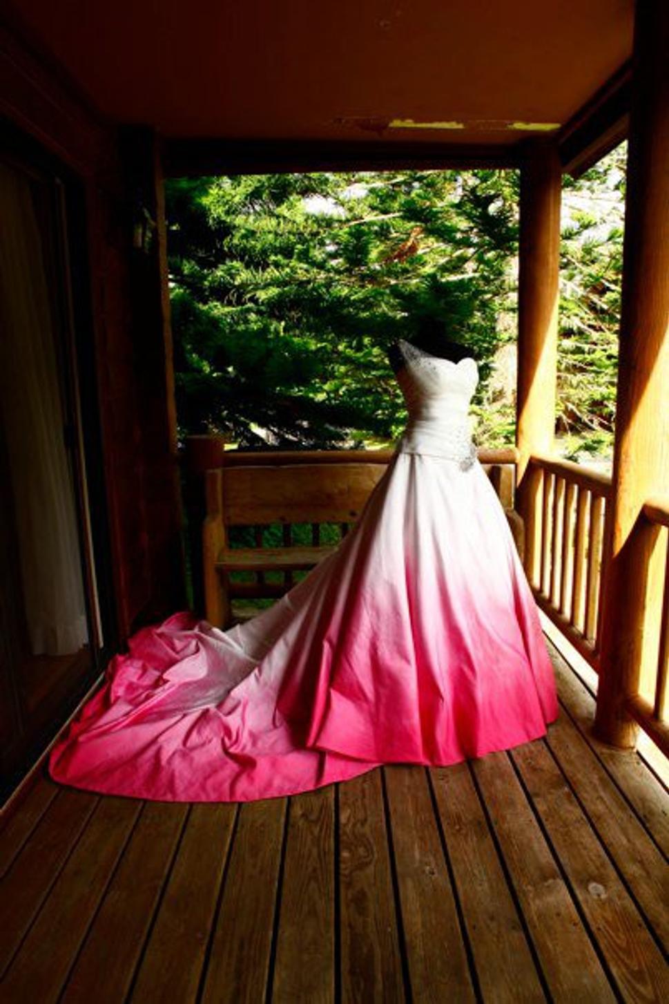 http://yoterdesign.com/2013/10/gwen-stefani-wedding-dress-photo/