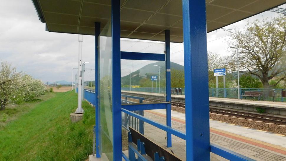 Väčšina rozbitých skiel nebola nahradená....
