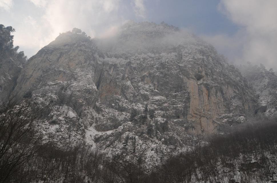 Zasnežené skaly nad jaskyňou