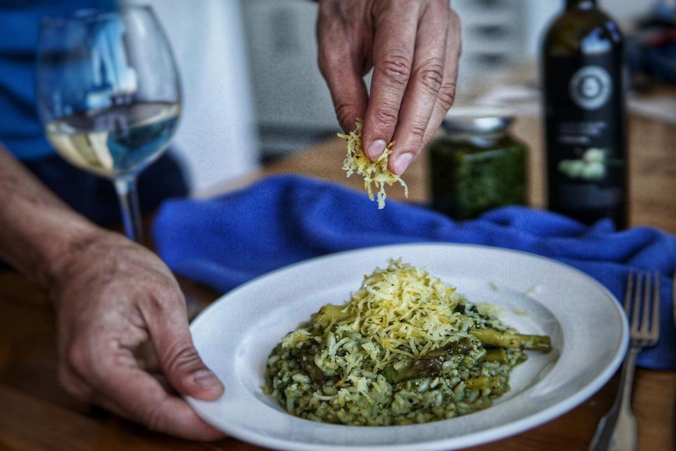 Malá odbočka od klasiky- rizoto posypeme parmezánom a kôrou z citrónu.